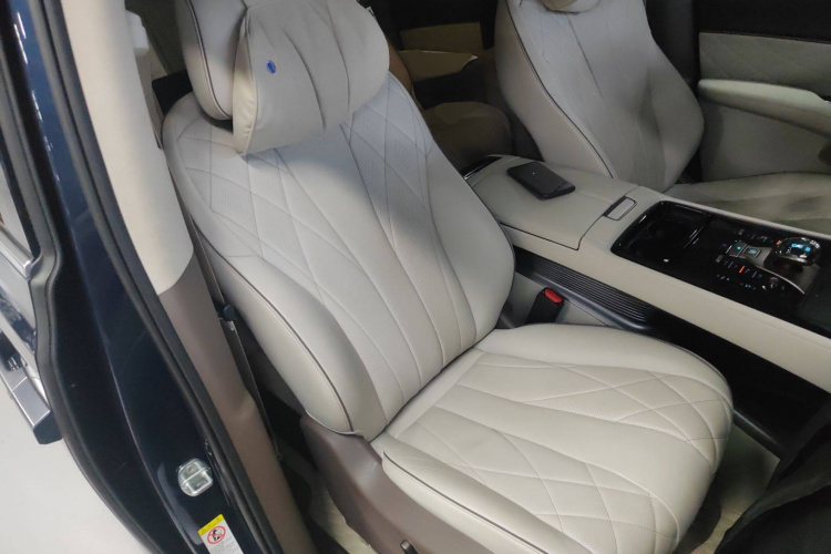 腾势D9 2022款 DM-i 970 四驱旗舰型中控内饰41