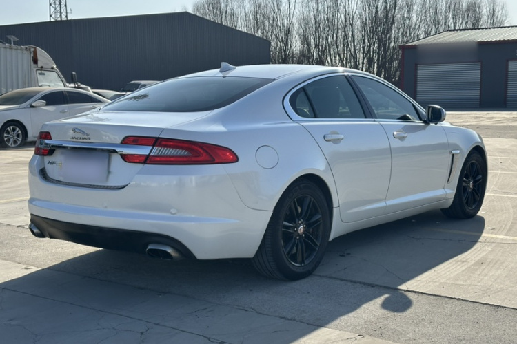 捷豹XF 2015款 XF 2.0T 风华版车身外观6008