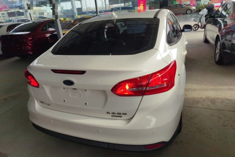 福特 福克斯 2017款 三厢 EcoBoost 125 手动超能风尚型智行版车身外观6