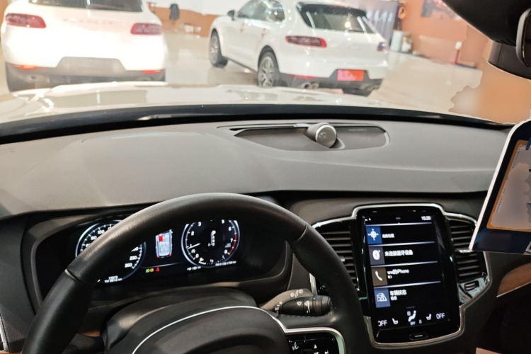 沃尔沃XC90 2018款 T6 智逸版 7座中控内饰12