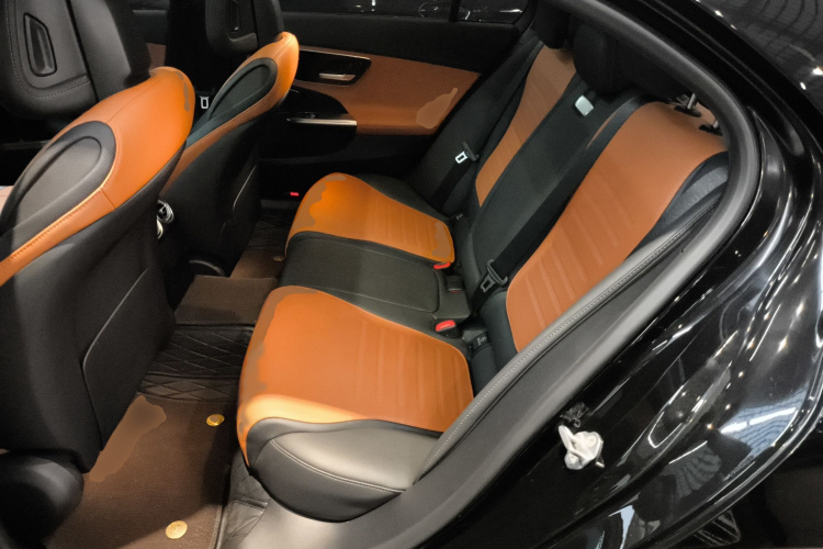 奔驰C级 2023款 C 260 L 运动版中控内饰7004