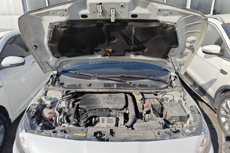 标致408 2015款 1.2T 自动豪华版机舱底盘24