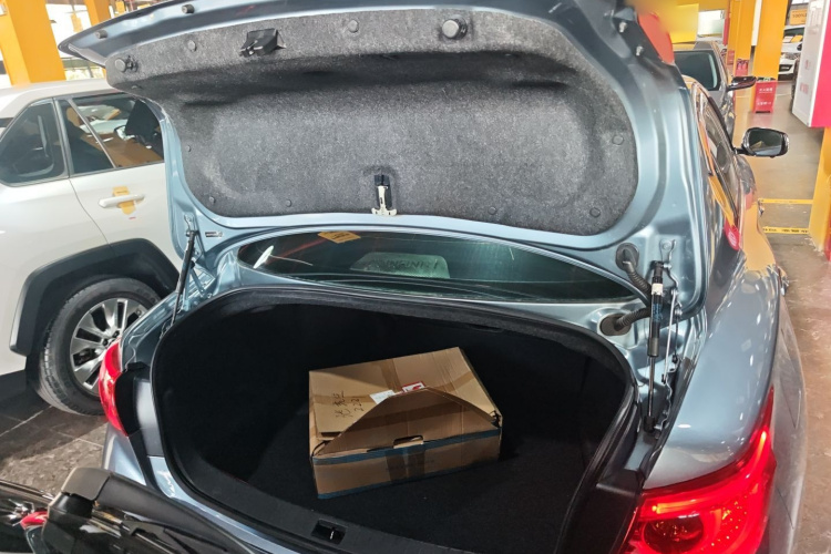 英菲尼迪Q50 2014款 2.0T 豪华运动版机舱底盘23