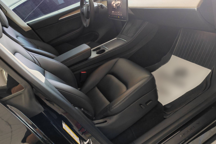 特斯拉 Model Y 2022款 改款 后轮驱动版中控内饰7001