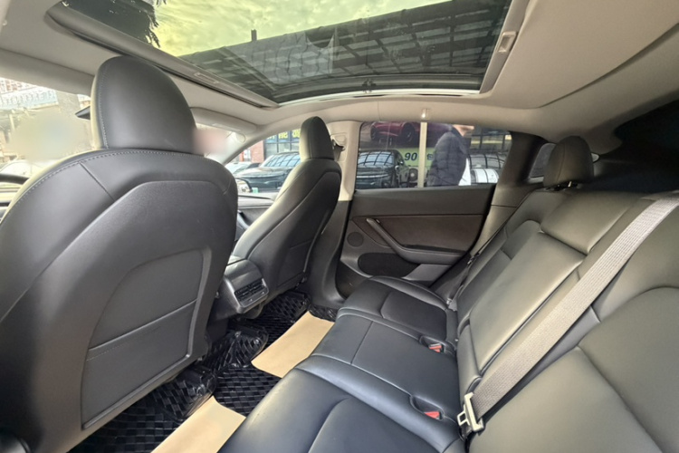 特斯拉 Model Y 2022款 改款 长续航全轮驱动版中控内饰7007