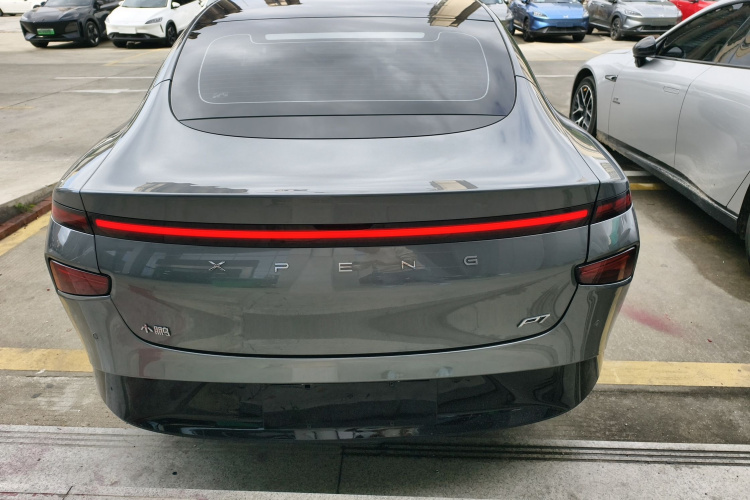 小鹏P7 2022款 625E车身外观6