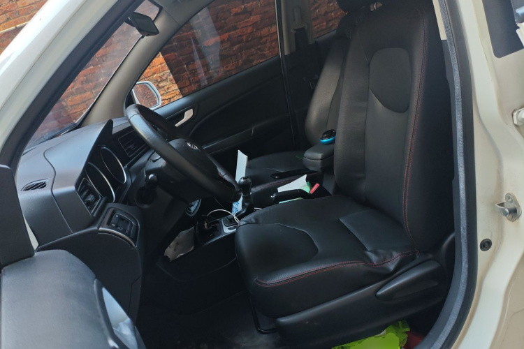 一汽 骏派D60 2017款 1.5L 手动豪华型中控内饰19