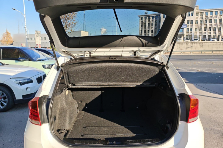 宝马X1 2015款 sDrive18i 时尚晋级版机舱底盘23