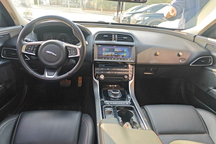 捷豹XEL 2018款 2.0T 250PS 尊享版中控内饰12