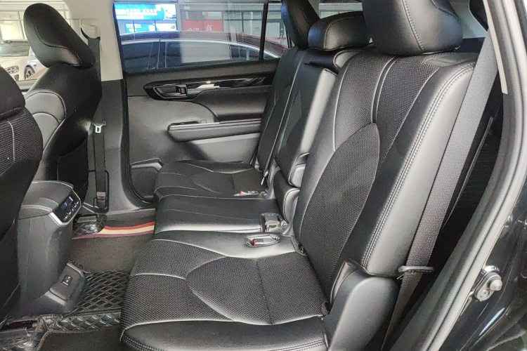 丰田 汉兰达 2023款 2.5L智能电混双擎两驱精英版 5座中控内饰7004