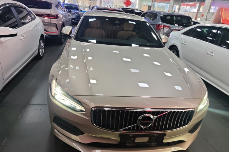 沃尔沃S90 2018款 T4 智远版车身外观2