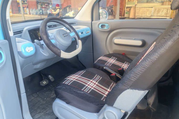 奔腾小马 2025款 222km 灵动马车身外观6012