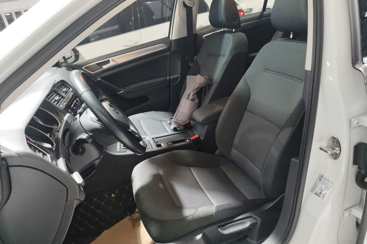 大众 高尔夫 2019款 280TSI DSG舒适型 国VI中控内饰19