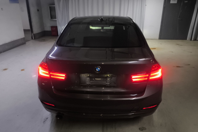 宝马3系 2013款 320i 时尚型车身外观6