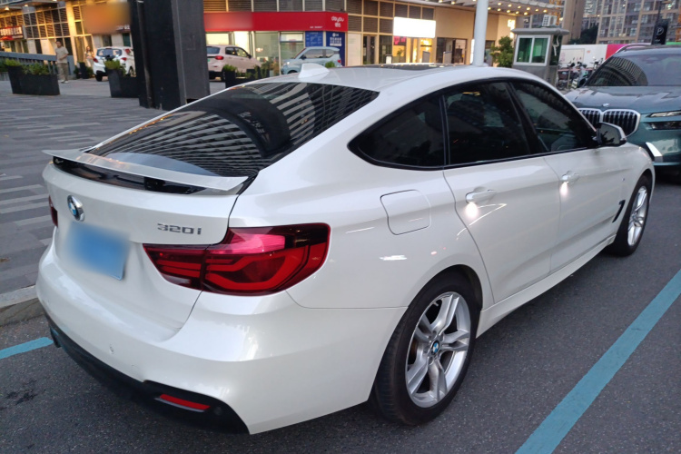 宝马3系GT 2019款 320i M运动套装车身外观7