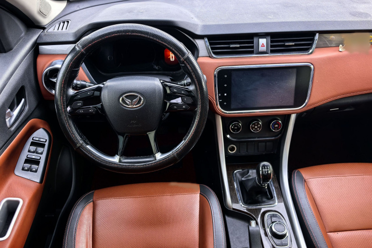 北汽幻速S3 2016款 S3L 1.5L 手动尊贵型中控内饰7001