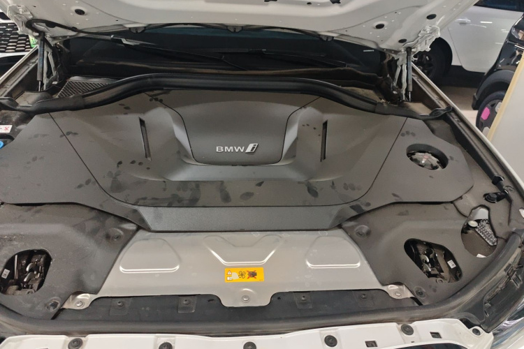 宝马iX3 2024款 创领型机舱底盘24