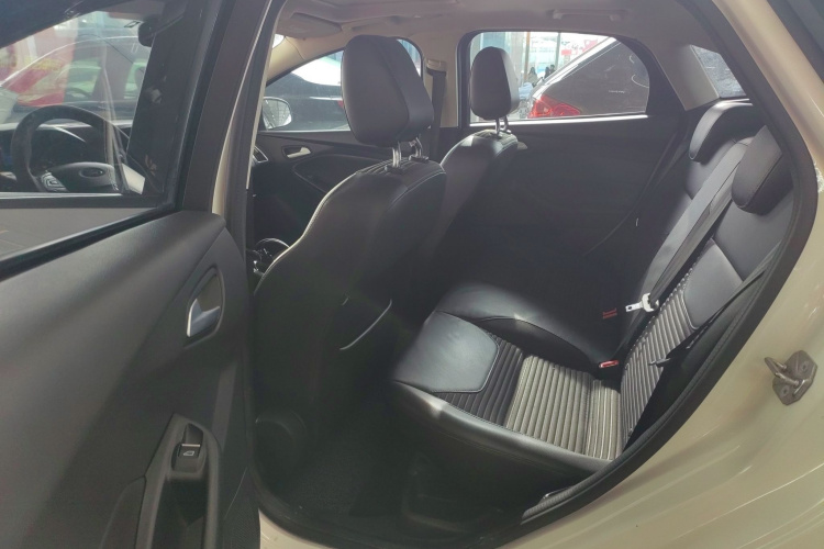 福特 福克斯 2017款 三厢 EcoBoost 125 手动超能风尚型智行版中控内饰21