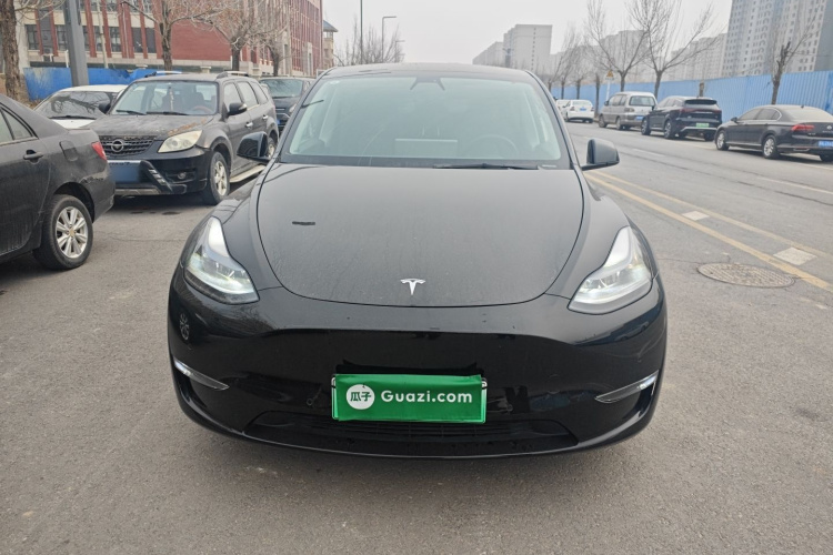 特斯拉 Model Y 2022款 长续航全轮驱动版车身外观2