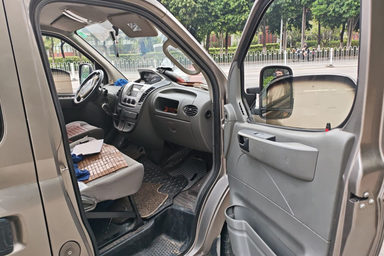 上汽大通MAXUS 新途V80 2017款 2.5T 5挡手动傲运通国IV短轴超低顶5/6/10座局部细节9005