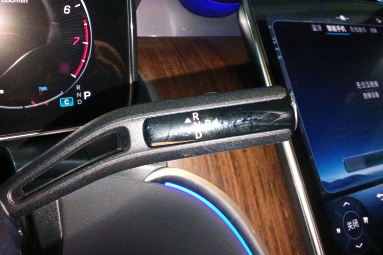 奔驰GLC 2024款 GLC 300 L 4MATIC 动感型 5座局部细节18