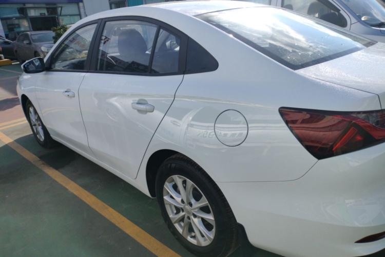 荣威i5 2023款 1.5L 手动舒享版车身外观4