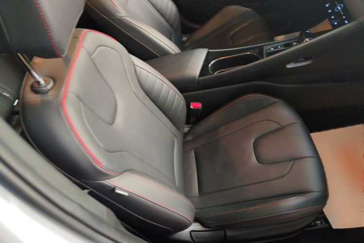 现代 伊兰特 2022款 240TGDi DCT LUX尊贵版局部细节41