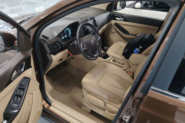 宝骏730 2014款 1.5L 手动豪华型 7座中控内饰20