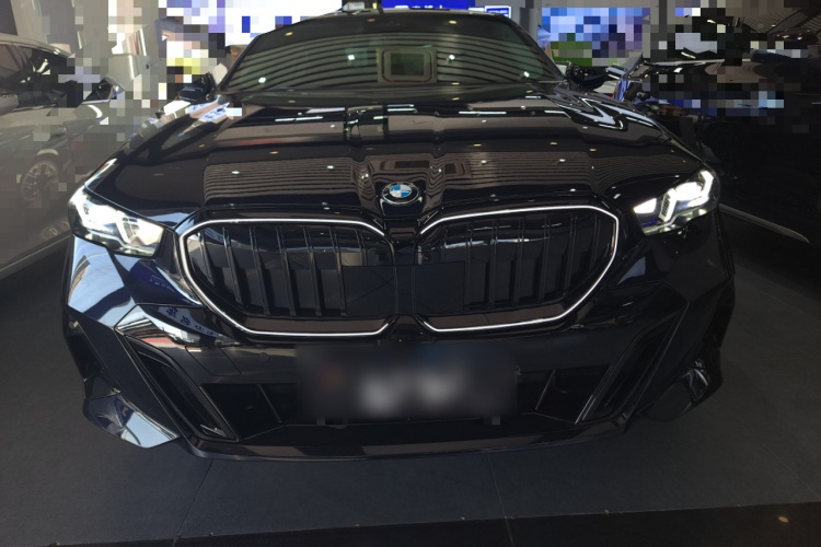 宝马5系 2025款 530Li 尊享型 M运动套装车身外观2