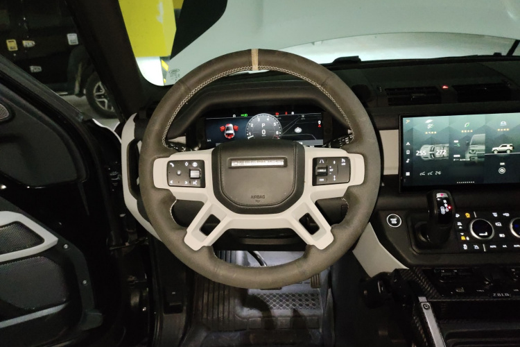 路虎卫士 2024款 90 2.0T P300 S中控内饰13