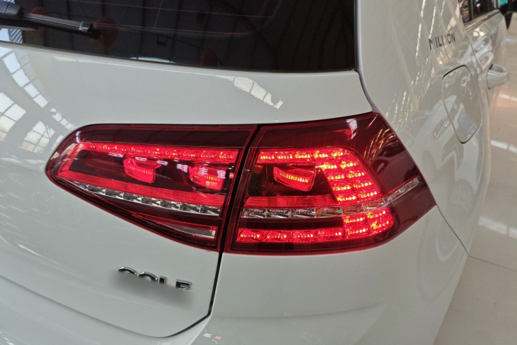 大众 高尔夫 2017款 230TSI 自动豪华百万辆纪念版车身外观9