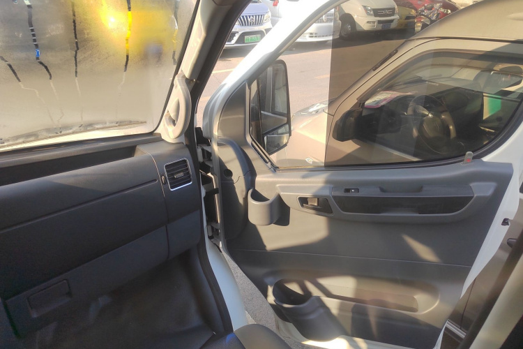 东风御风 御风 2021款 2.0T动力王前驱物流车长轴中顶6-9座国VI ZD20中控内饰7003