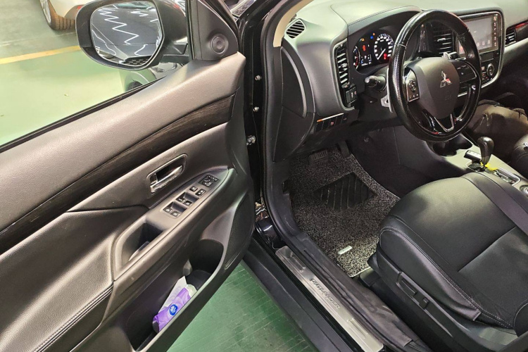 三菱 欧蓝德 2016款 2.4L 四驱豪华版 7座中控内饰7002