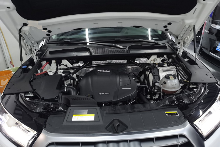 奥迪Q5L 2020款 40 TFSI 荣享时尚型机舱底盘24