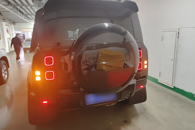 路虎卫士 2023款 改款 110 3.0T P400 暗黑特别版车身外观6002