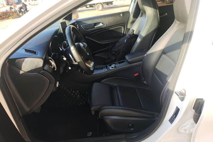 奔驰GLA 2019款 GLA 200 动感型中控内饰19