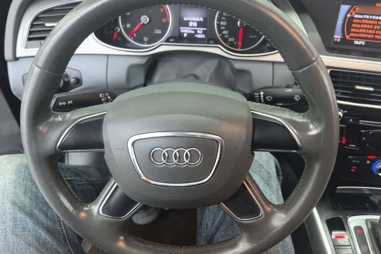 奥迪A4L 2016款 30 TFSI 典藏版 自动舒适型中控内饰13