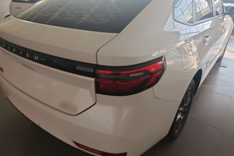 宝骏RC-5 2020款 1.5L 手动智耀精英型车身外观9