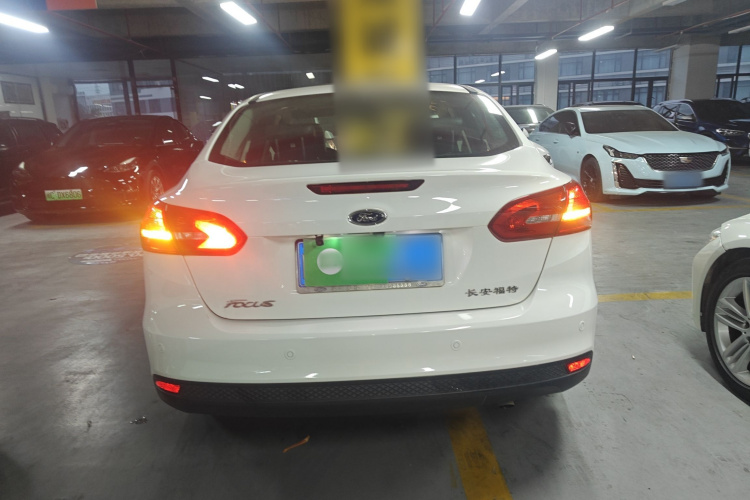 福特 福克斯 2018款 三厢经典 1.6L 自动风尚型智行版车身外观6