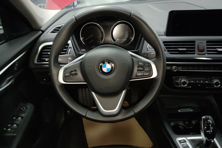 宝马1系 2020款 120i 时尚型中控内饰13