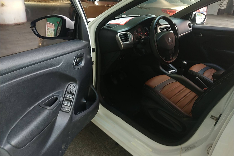 标致301 2016款 1.6L 手动舒适版中控内饰7003