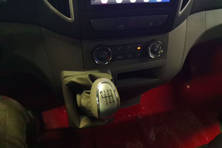 江汽集团 星锐 2022款 2.0T节油王PLUS快运版中轴5-6座HFC4DB3-2E4局部细节18