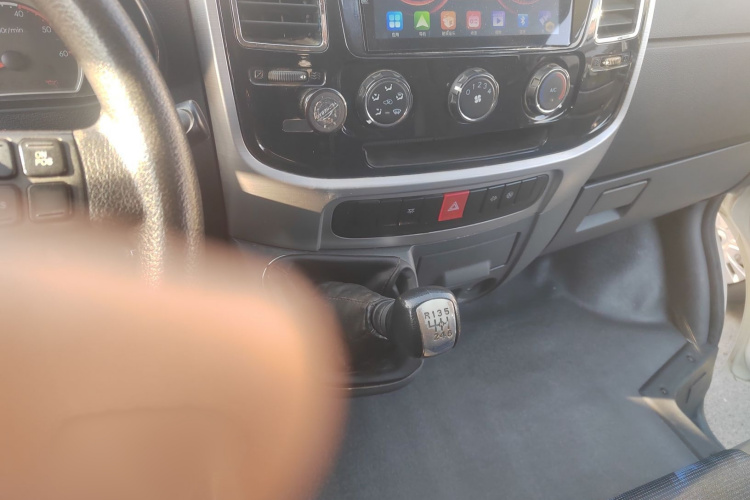 东风御风 御风 2021款 2.0T动力王前驱物流车长轴中顶6-9座国VI ZD20局部细节18