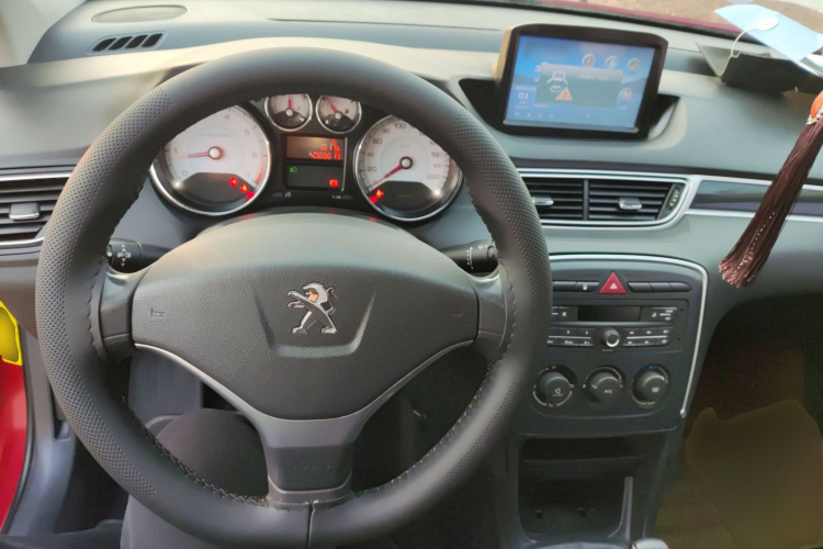 标致308 2014款 乐享版 经典 1.6L 手动优尚型中控内饰12