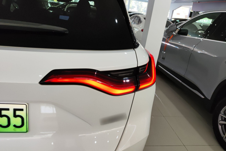 蔚来ES8 2020款 580KM 七座版车身外观9