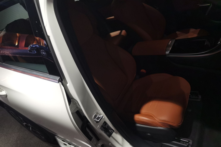 奔驰GLC 2023款 GLC 260 L 4MATIC 动感型 7座局部细节41