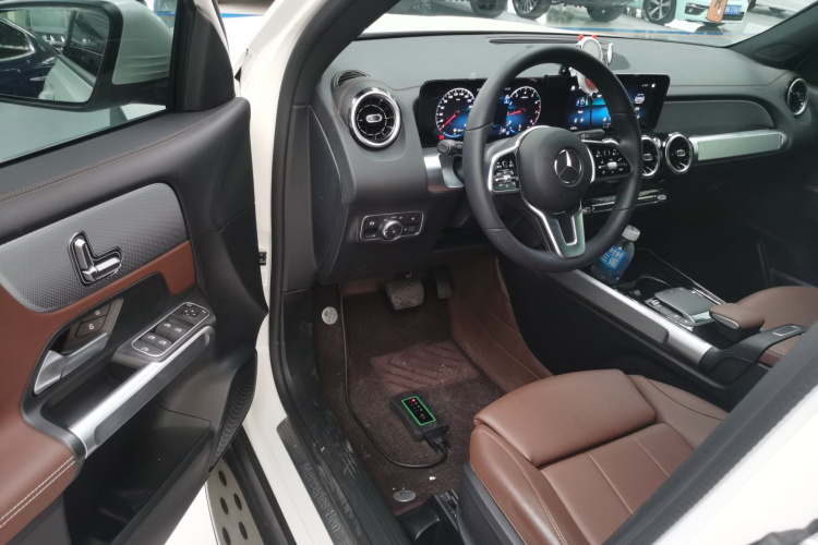 奔驰GLB 2023款 改款 GLB 200 动感型中控内饰20