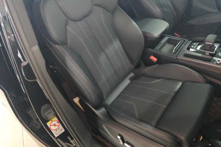 奥迪Q5L 2025款 45周年典藏版 45 TFSI 豪华动感型局部细节41