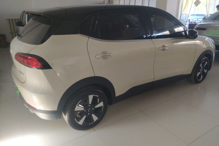 五菱汽车 五菱缤果PLUS 2024款 330km 五座版车身外观7