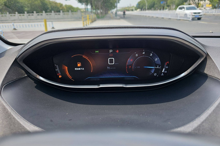 标致5008 2017款 380THP 7座精英版中控内饰7003